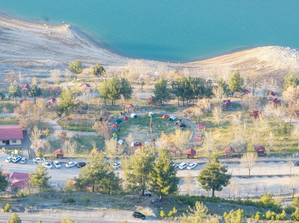 Où trouver une location de vacances en Toscane avec des cours de cuisine italienne et des visites de jardins botaniques?