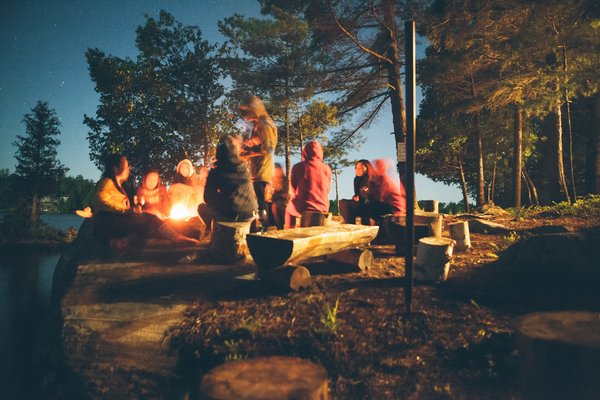Quels sont les équipements indispensables pour un camping en région de plaines en hiver?
